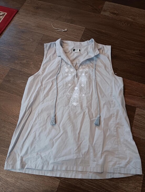 J. Crew Tops - J. Crew Light Gray Cotton Button Shirt Sz 4 Embroidered